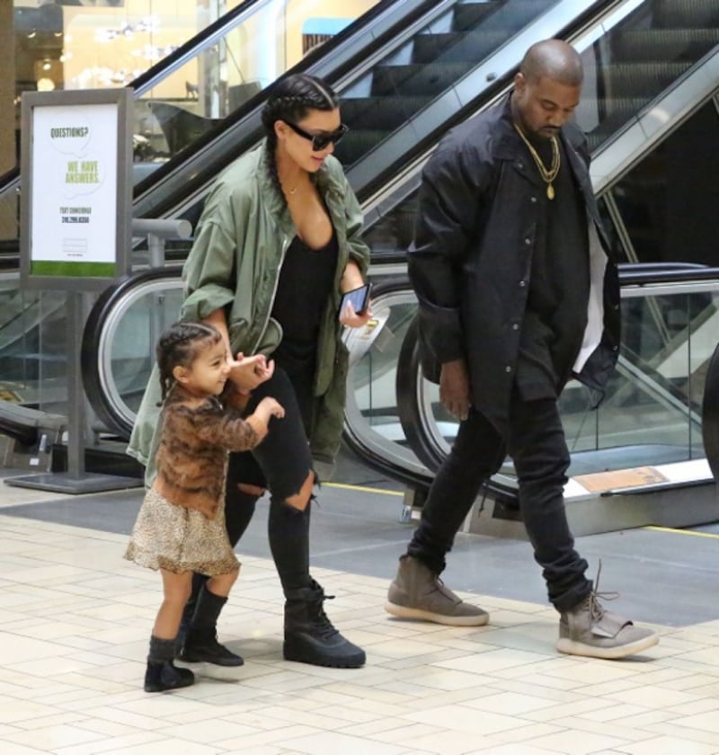 Kim Kardashian, il selfie nudo diventa un murales: foto 9