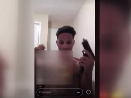 Stroncato da un colpo di pistola mentre è in diretta su Instagram