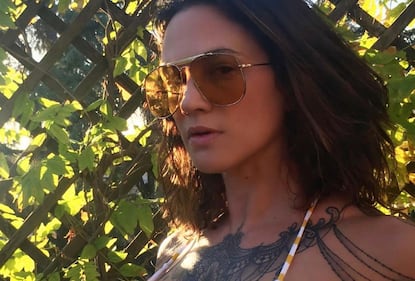 Asia Argento sexy in bikini a righe 1