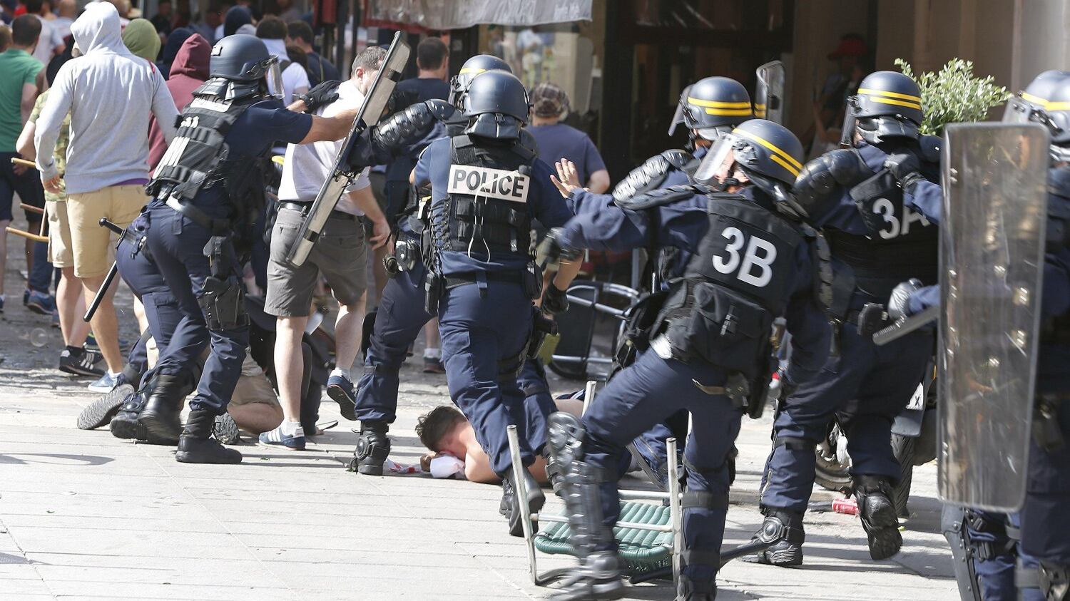 Scontri tra russi, inglesi e gallesi I tifosi adesso devastano Lille