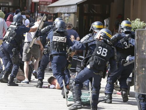 Scontri tra russi, inglesi e gallesi I tifosi adesso devastano Lille