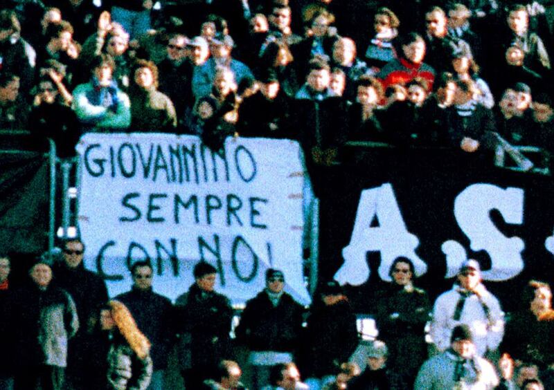 Striscione dei tifosi della Juve dopo la morte di Giovanni Alberto Agnelli
