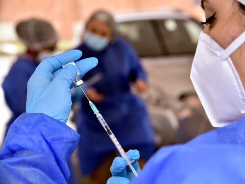 La sentenza "mortale" sui giovani: non saranno vaccinati prima dell'estate