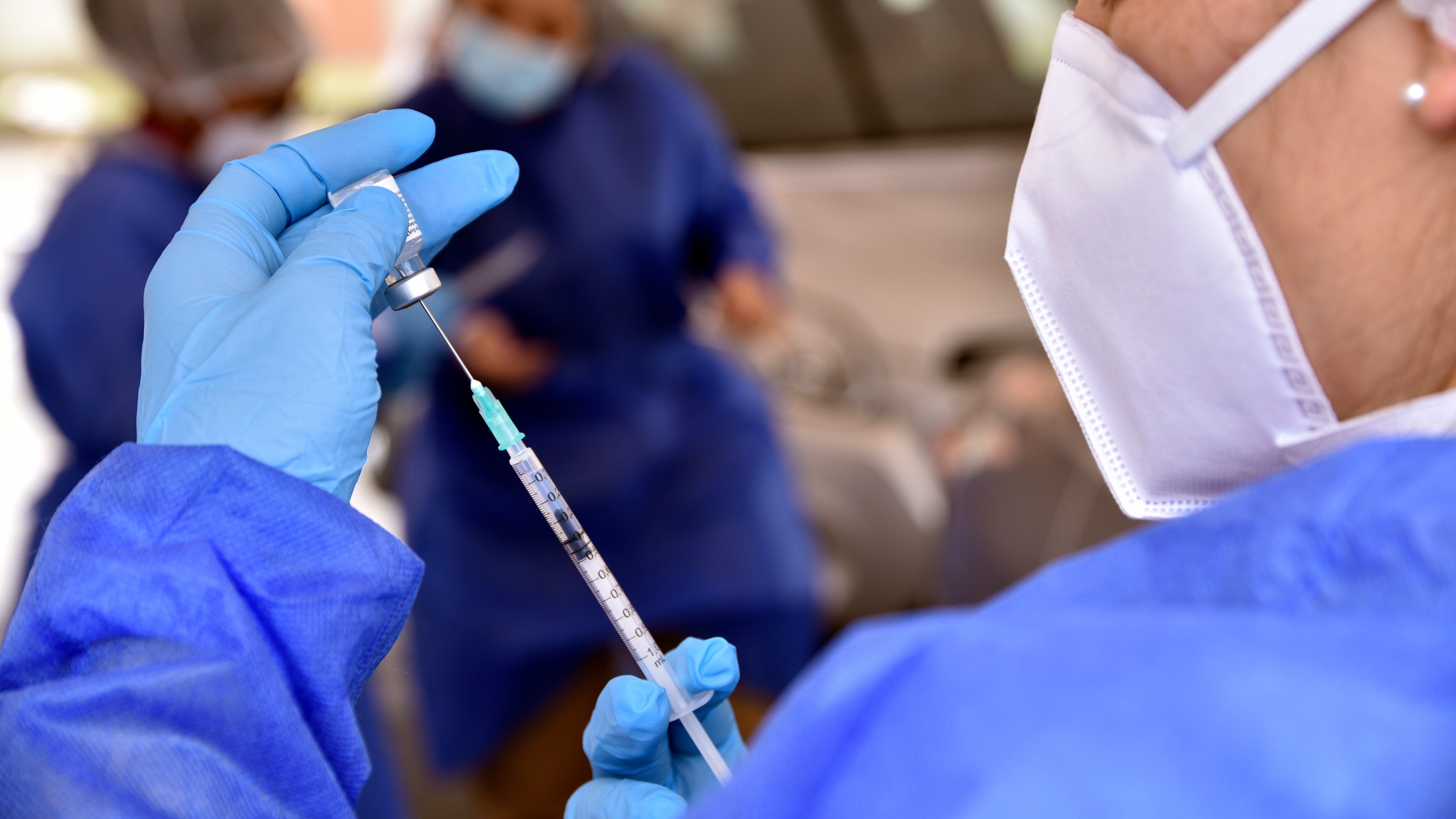 La sentenza "mortale" sui giovani: non saranno vaccinati prima dell'estate