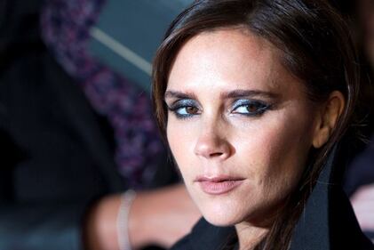 Victoria Beckham a Singapore lotta contro l'umidità che le arriccia i capelli 11