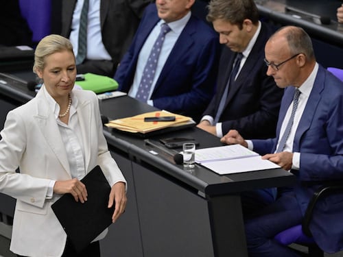 Furia Merz contro AfD dopo la disfatta: “Voi forza distruttiva, remigrazione è pulizia etnica”. E scoppia la bagarre in Aula. Trump si congratula per la vittoria: “Wow”