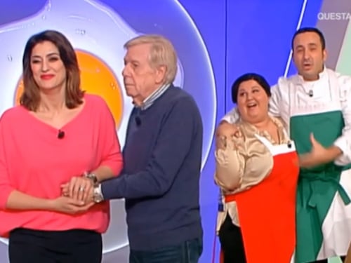 Elisa Isoardi imbarazza lo studio: "Cosa fanno quei due, copulano?"