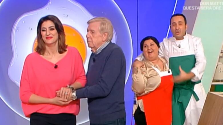 Elisa Isoardi imbarazza lo studio: "Cosa fanno quei due, copulano?"