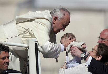 Papa Francesco litiga con il vento a San Pietro 3