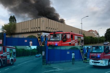 Milano, incendio in un deposito di rifiuti 9