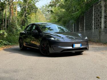Tesla Model 3 Performance 2024: guarda la gallery della super berlina elettrica 18
