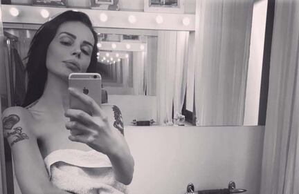 Nina Moric hot dopo la doccia 1