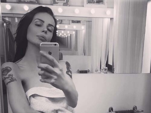 Nina Moric hot dopo la doccia
