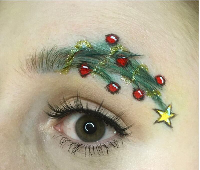 Sopracciglia natalizie, l'ultimo trend delle feste 3