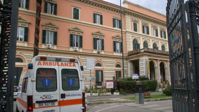 Le salva la vita con una trasfusione, ma ora rischia la denuncia