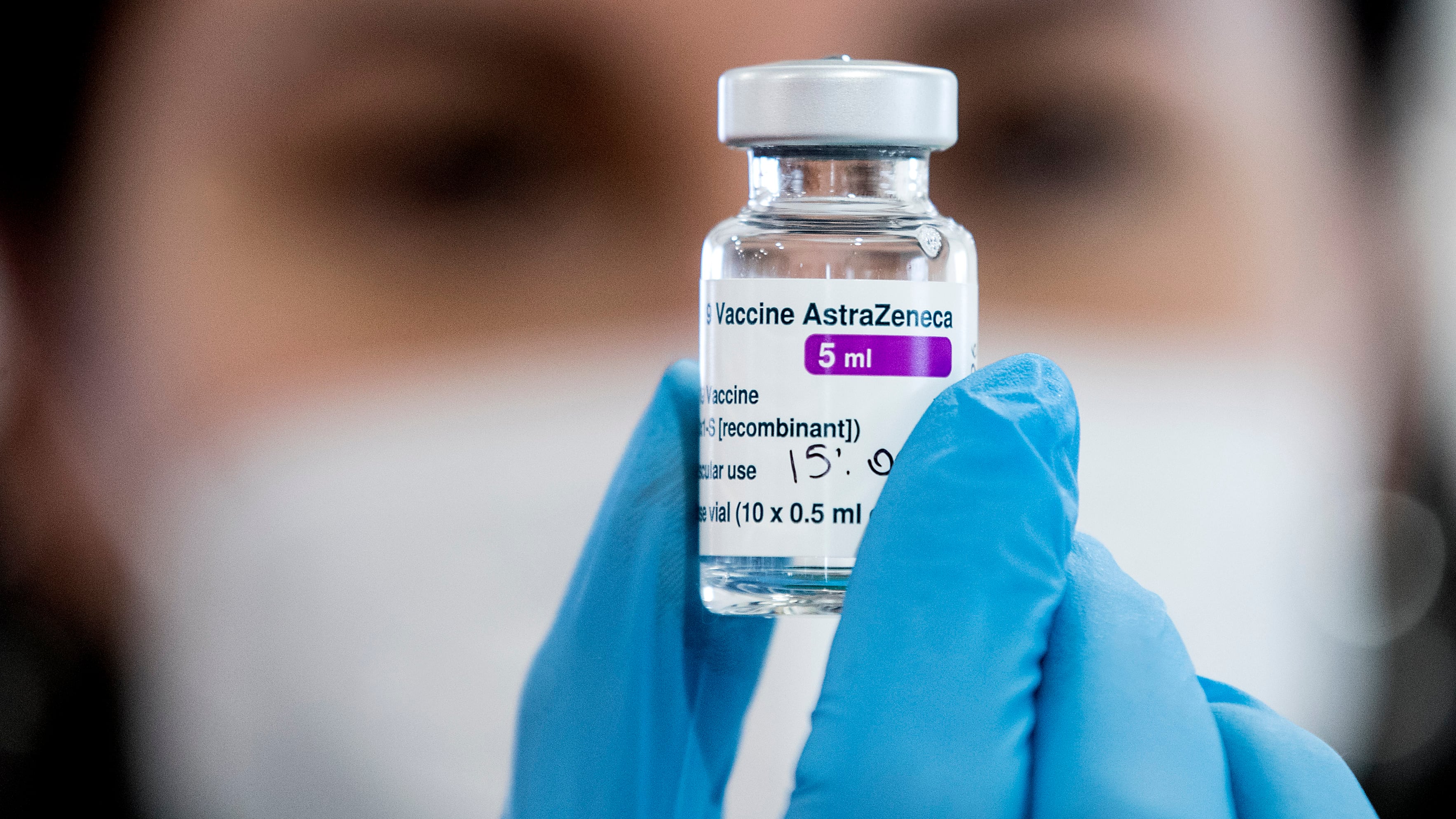 Vaccino, AstraZeneca taglia dosi destinate alla Ue