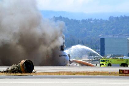 San Francisco, aereo si schianta e va in fiamme 10