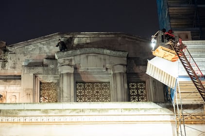 Milano, un uomo si arrampica sulla facciata della stazione Centrale 2