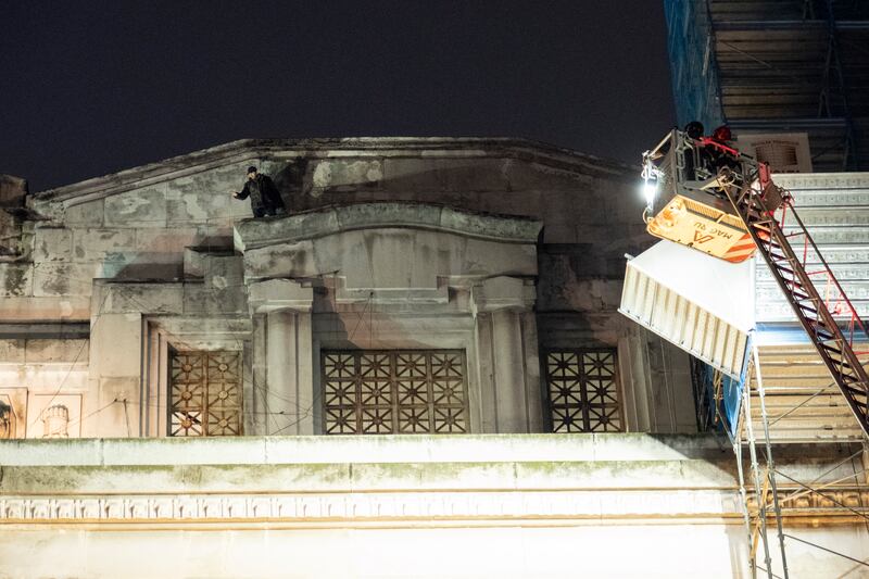 Milano, un uomo si arrampica sulla facciata della stazione Centrale 2