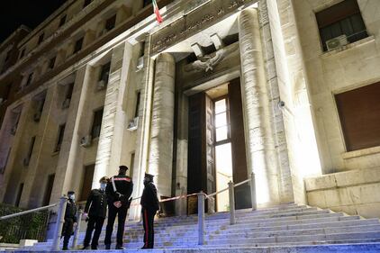 In fiamme il portone della sede dell'Istituto superiore di sanità 2