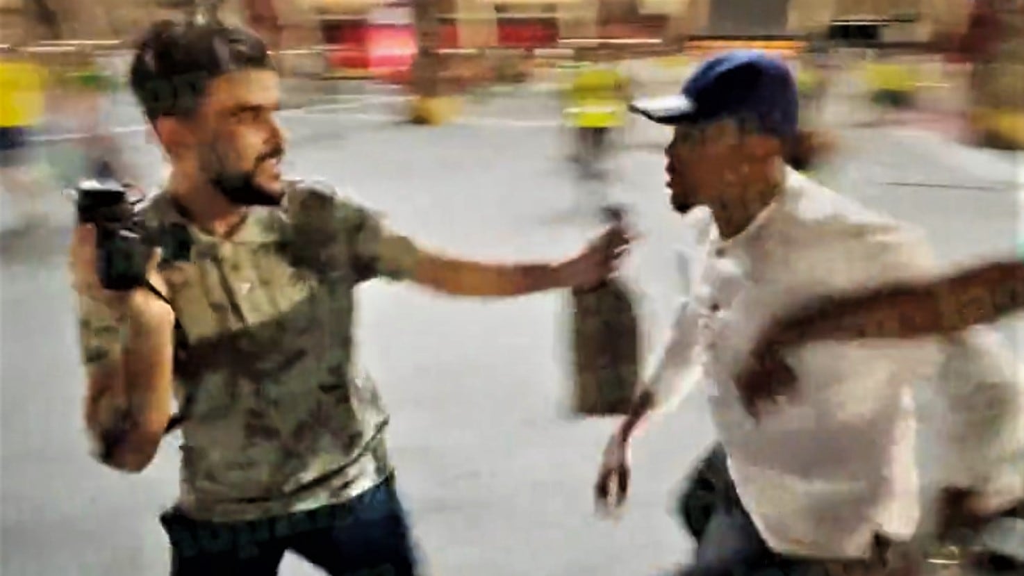 Eto'o aggredisce lo youtuber dopo la partita: cosa è successo in Qatar