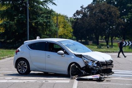 Incidente mortale in via Saponaro, Milano. Le immagini dell'auto rubata abbandonata dai pirati della strada 2
