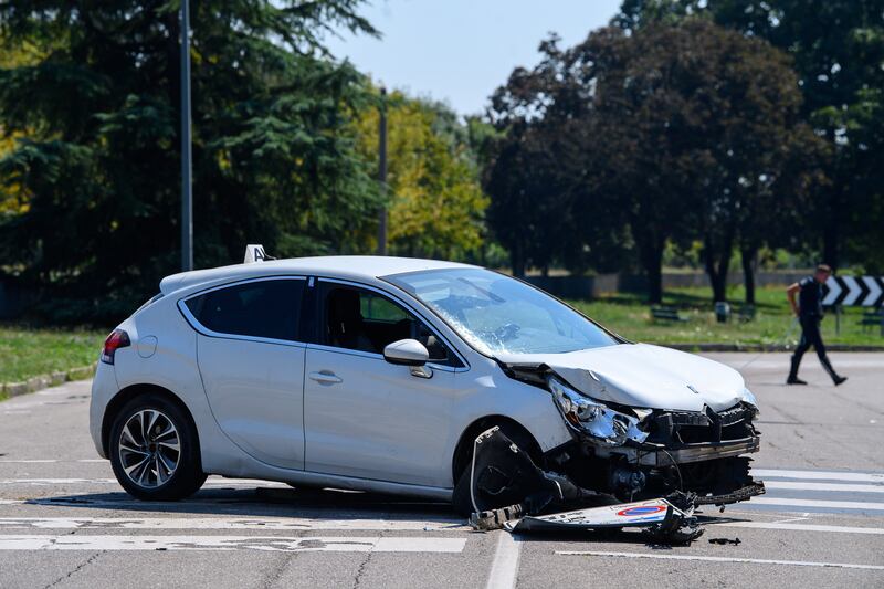 Incidente mortale in via Saponaro, Milano. Le immagini dell'auto rubata abbandonata dai pirati della strada 2