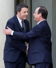 Hollande fa i complimenti a Renzi per la cravatta E lui: "C'est di Gucci" 1