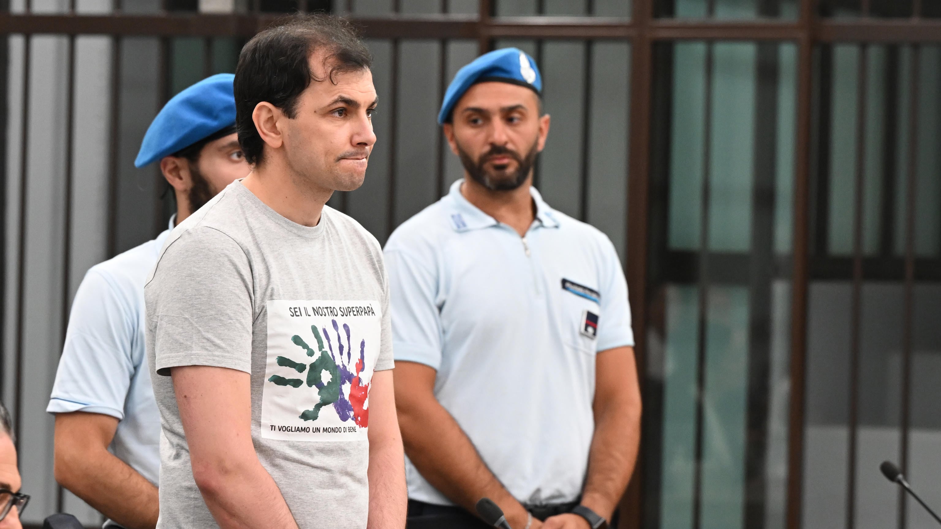Ergastolo per Vasile Frumuzache. Il killer delle escort in aula con la maglia disegnata dai figli: "Sei il nostro superpapà"