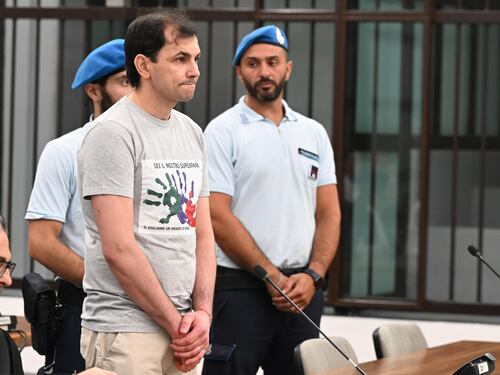 Ergastolo per Vasile Frumuzache. Il killer delle escort in aula con la maglia disegnata dai figli: "Sei il nostro superpapà"