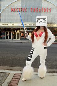 Aspettando Star Wars - Il Risveglio della Forza: attrice si spoglia per strada 16
