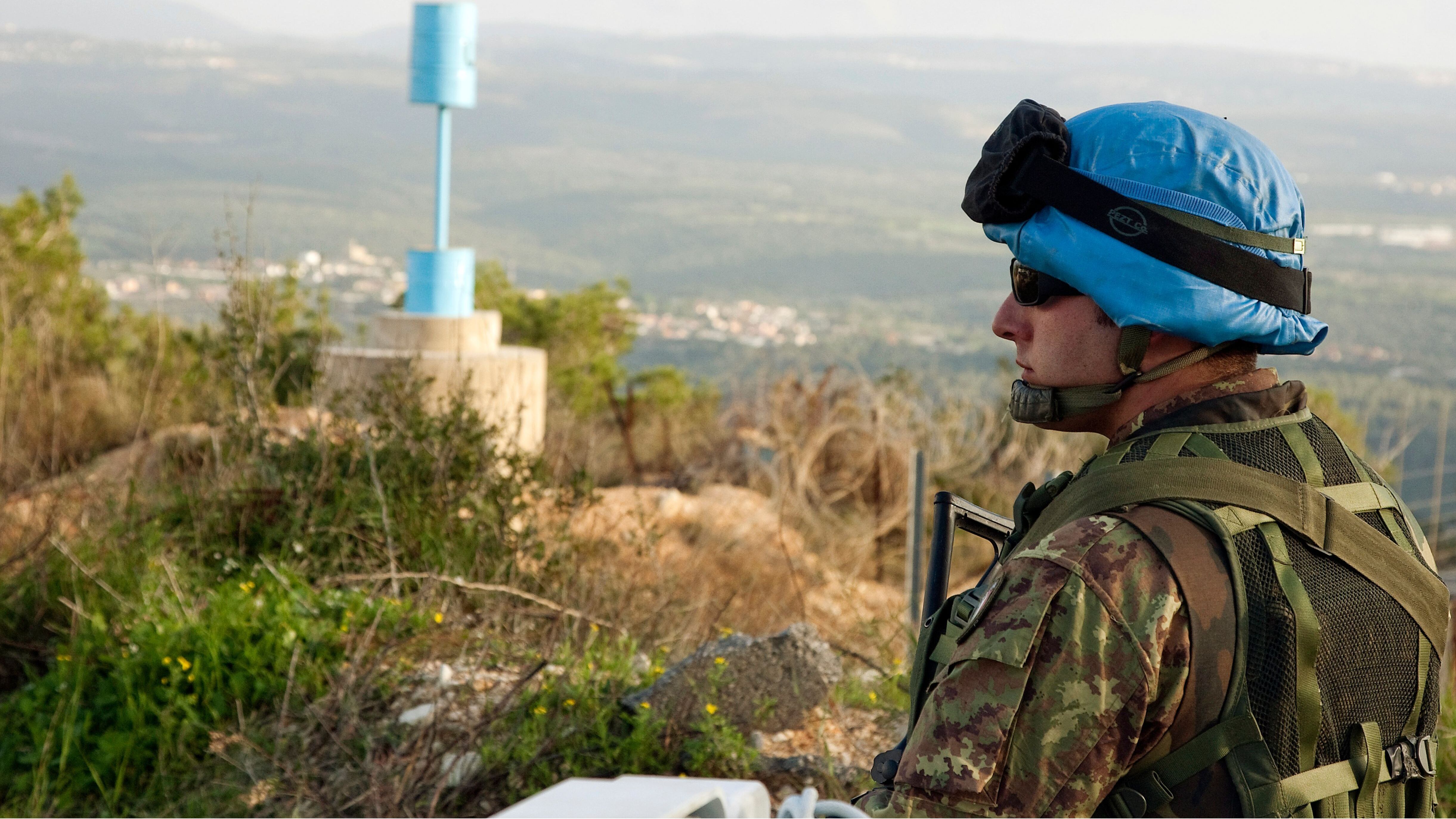 Tank israeliano spara contro le postazioni Unifil: due feriti. Nel mirino anche le basi italiane