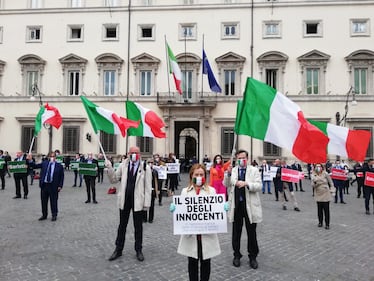 Flash mob della Meloni davanti Palazzo Chigi: "Vogliamo dare una mano" 9