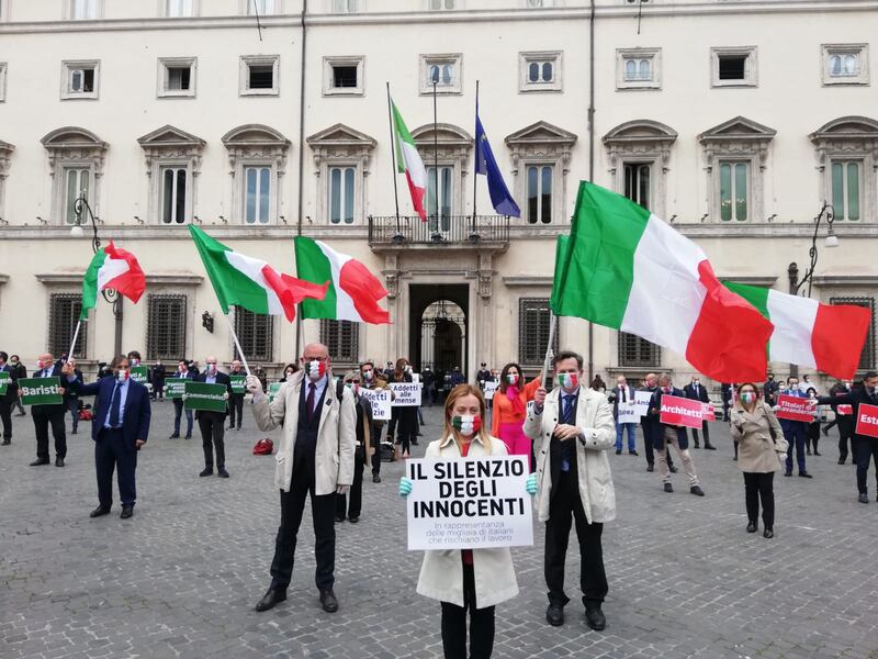 Flash mob della Meloni davanti Palazzo Chigi: "Vogliamo dare una mano" 9