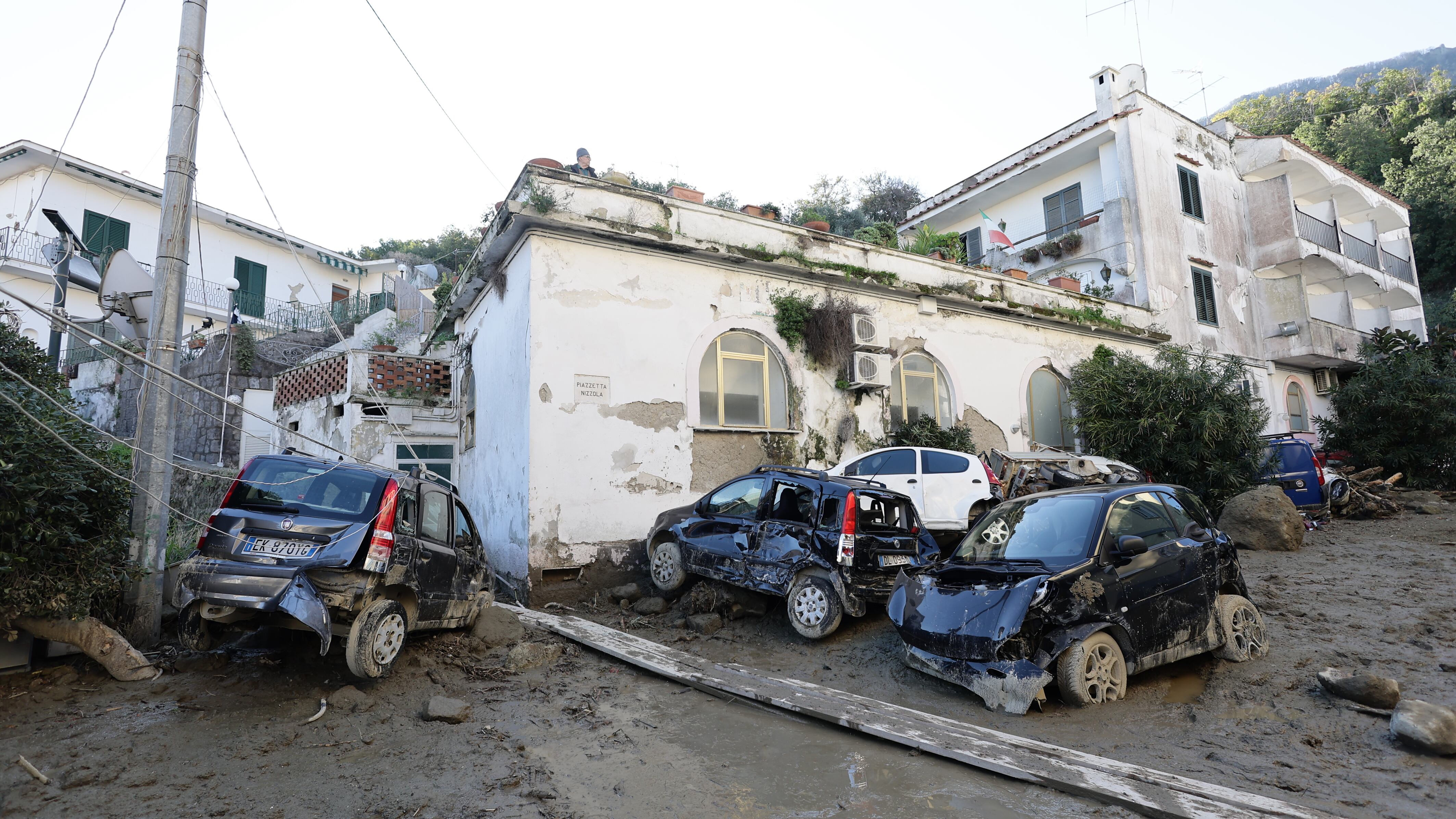 A Ischia si scava nel fango a mani nude: tra le vittime un neonato di 21 giorni