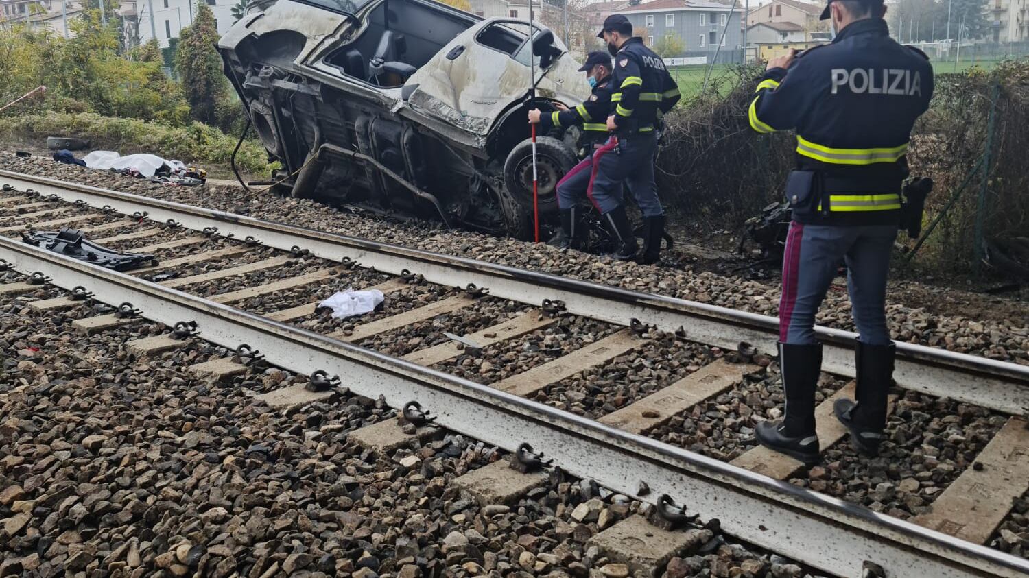 Pulmino cade sui binari 18enne ucciso dal treno