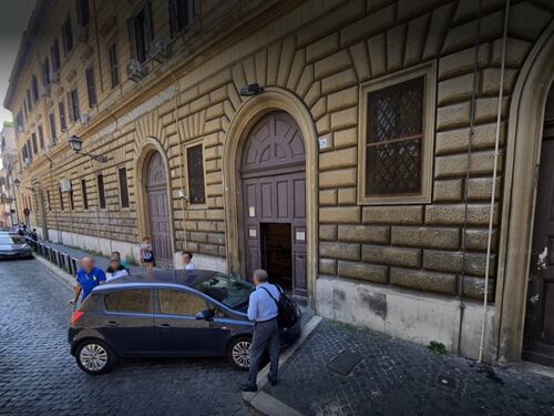Roma, nigeriano rapina uomo poi attacca carabinieri col coltello