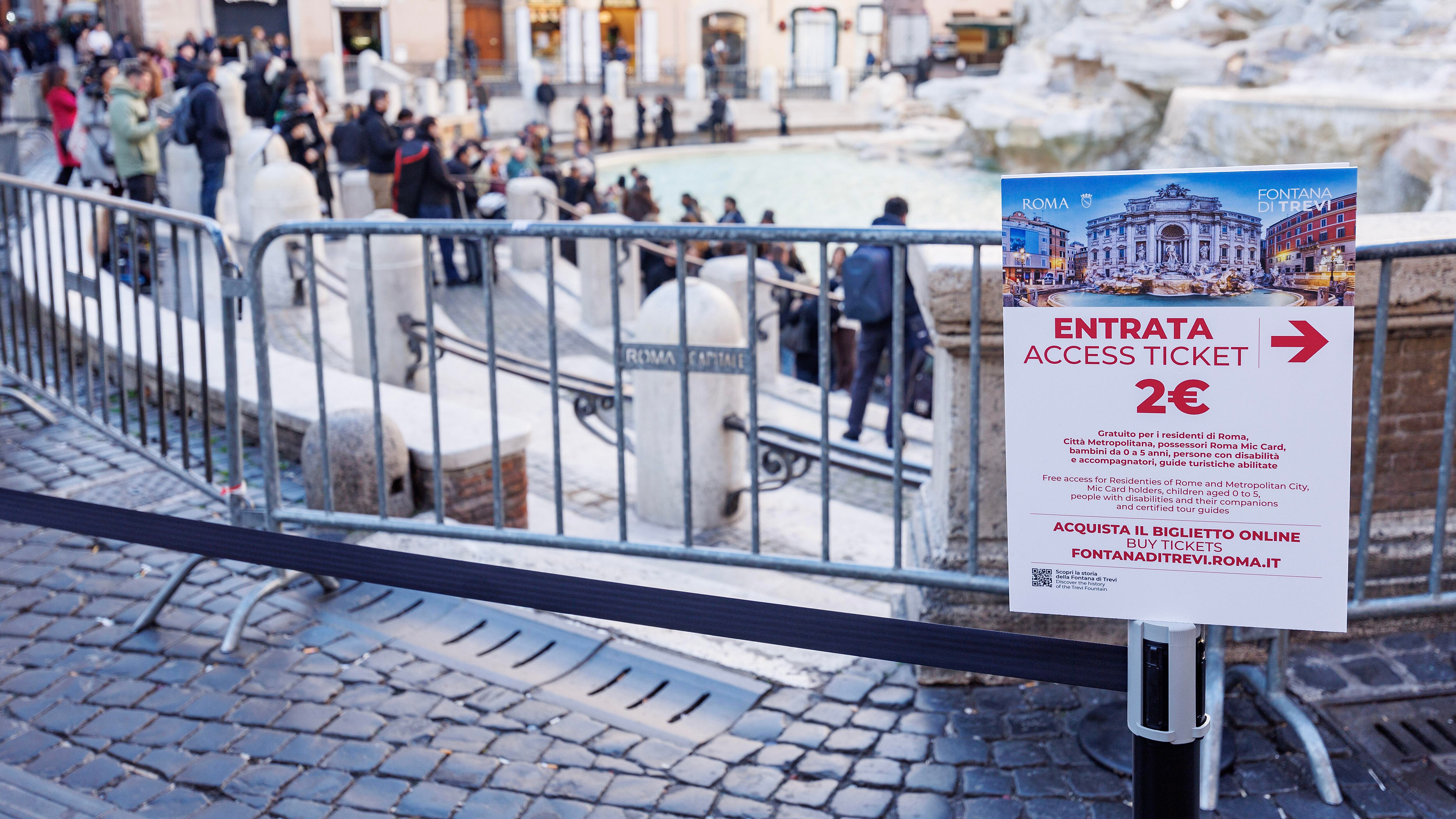 Alla Fontana di Trevi "addetti alla biglietteria pagati 4,50 euro l'ora". Scoppia la polemica