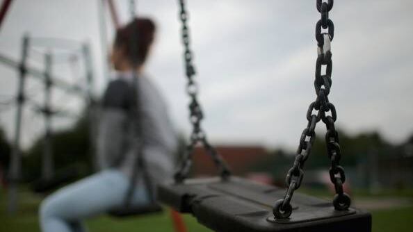 Salerno, bimba sfruttata, malnutrita e stuprata da familiari: 4 fermi