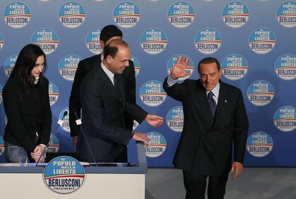 Lieve malore per Berlusconi al comizio del Pdl 3