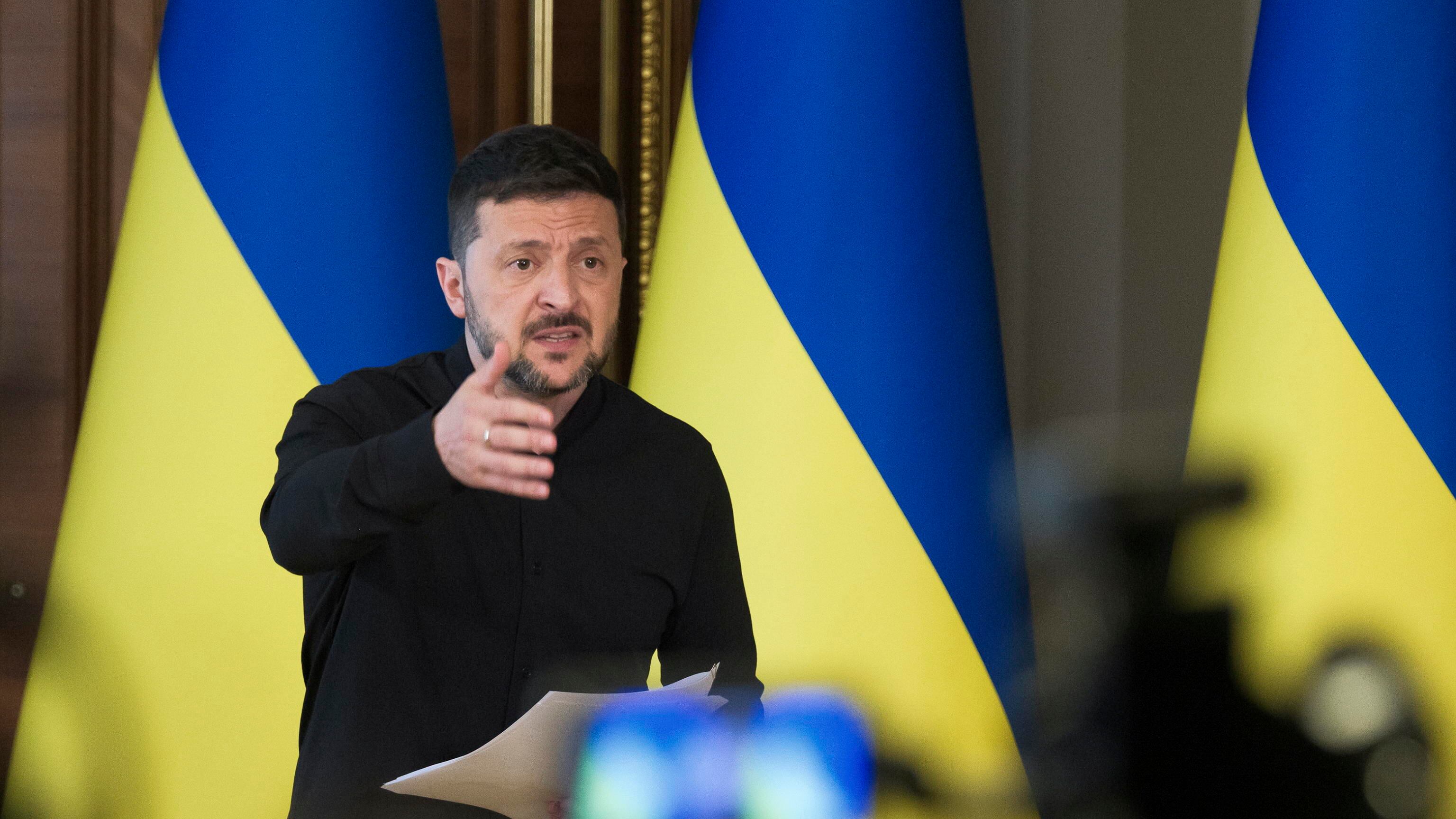 Putin attacca l'Ue: "Sanzioni roba da deficienti". Zelensky: "Trump lo costringerà al tavolo"