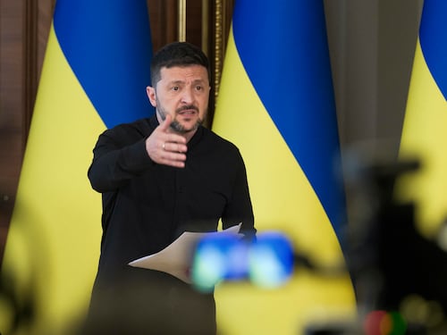 Putin attacca l'Ue: "Sanzioni roba da deficienti". Zelensky: "Trump lo costringerà al tavolo"