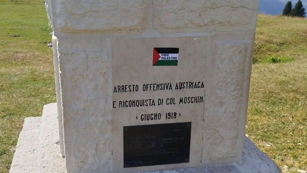 Attaccano l'adesivo "Free Palestine" sul monumento agli Arditi sul Col Moschin. "Atto vile"