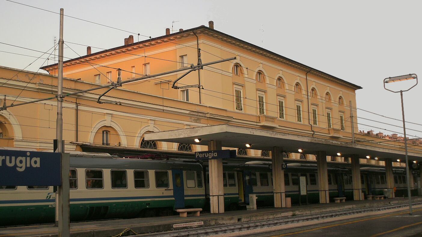 Perugia, nigeriano senza biglietto aggredisce agenti: denunciato