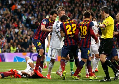 El Clasico, Busquets "passeggia" sulla testa di Pepe 4