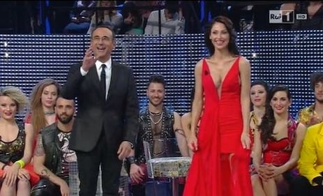 Anna Tatangelo, décolleté esplosivo  ​per "I Migliori Anni" su Rai Uno 5