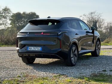 Lynk & Co 08: la gallery del nuovo suv ibrido plug-in 9