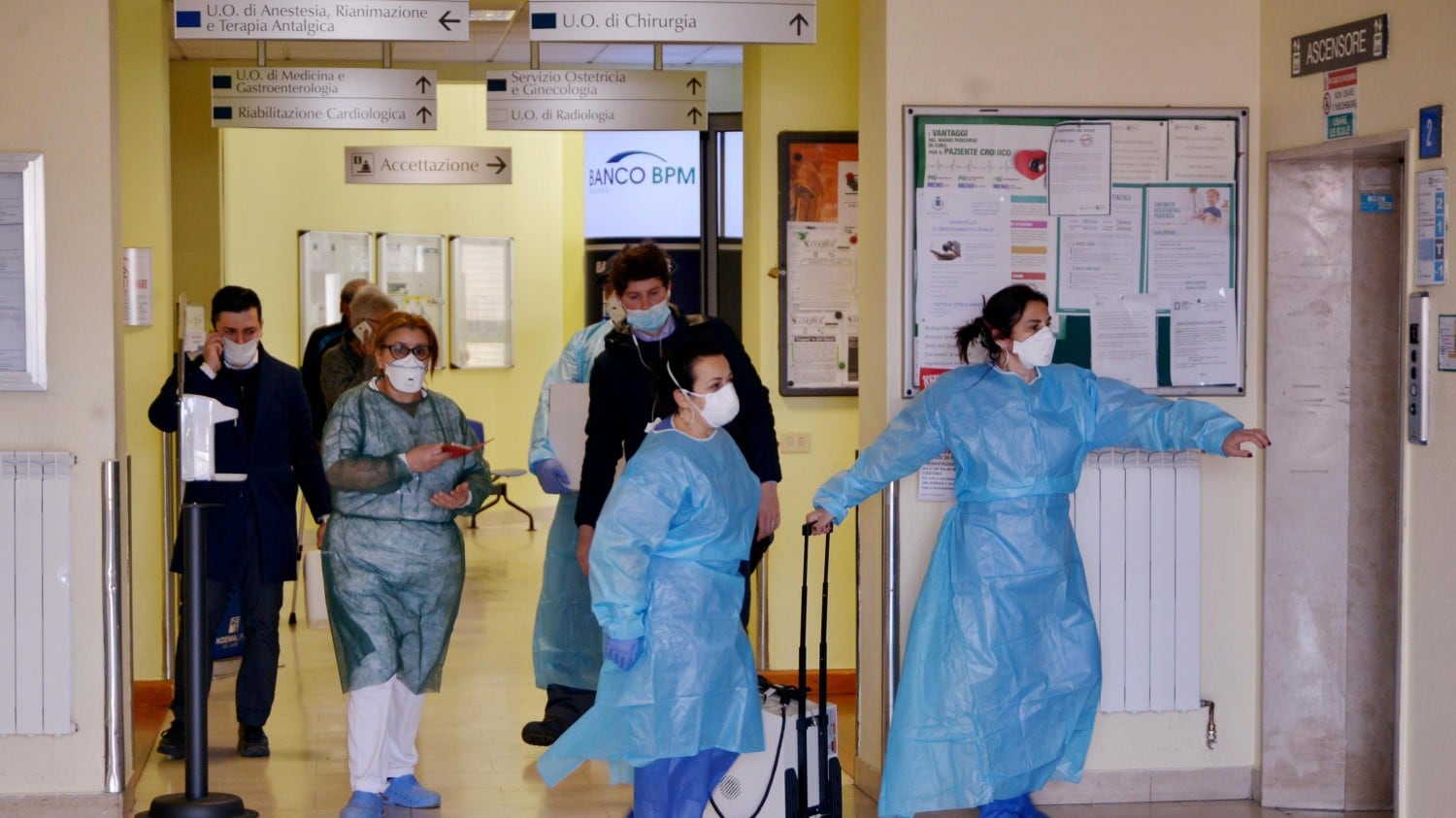 Due casi in Veneto, uno è in condizioni critiche: "Ora 4.200 tamponi e chiudiamo l'ospedale"