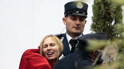 Vaticano, Femen ruba il Gesù del presepe 3