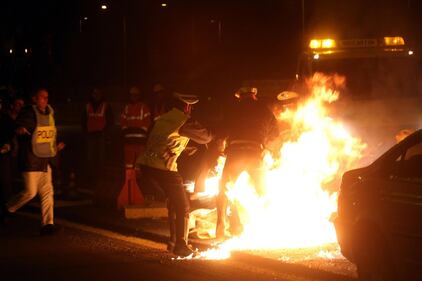 Monza, imprenditore protesta dandosi fuoco 6
